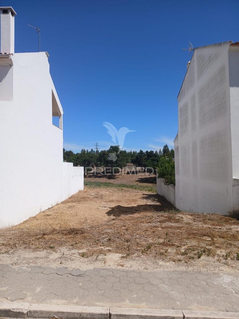 Excelente lote do terreno para moradia de dois pisos, 2 minutos a pé da estação do comboio