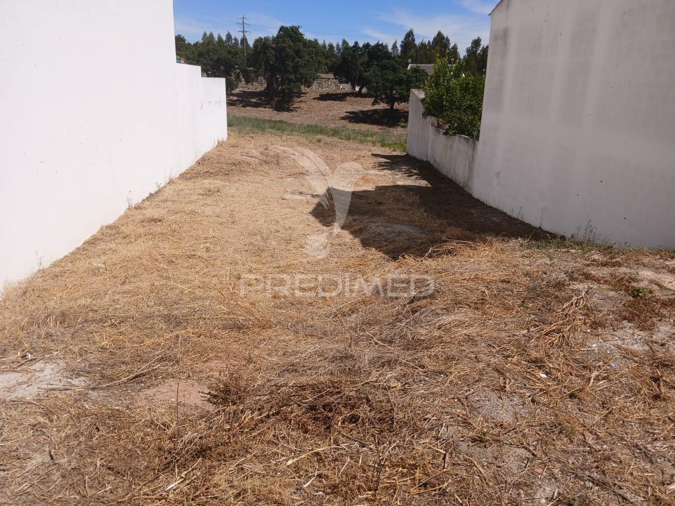 Excelente lote do terreno para moradia de dois pisos, 2 minutos a pé da estação do comboio