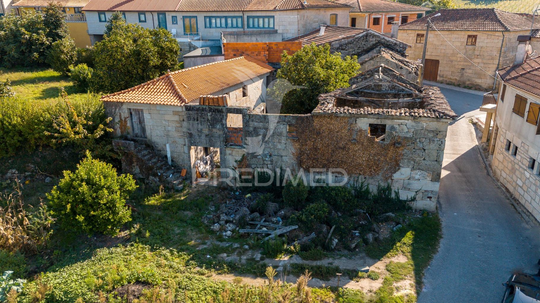 Terreno com prédio para recuperação em ribeira da pena