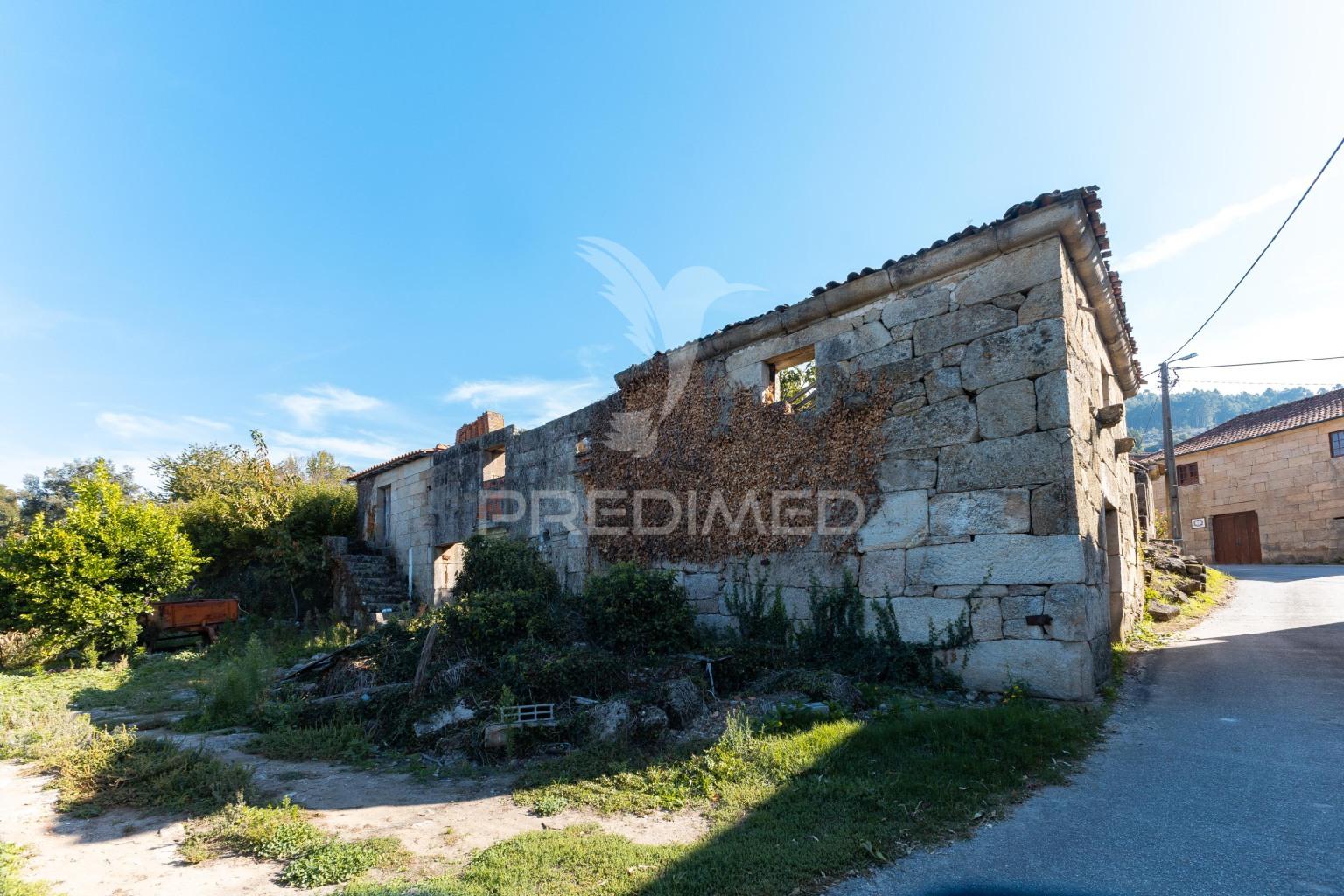 Terreno com prédio para recuperação em ribeira da pena