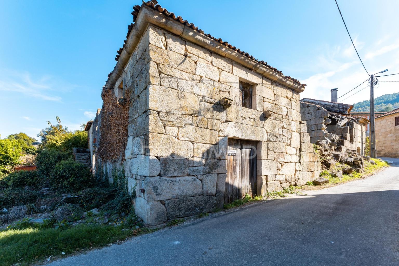 Terreno com prédio para recuperação em ribeira da pena