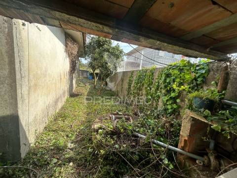 Moradia de 4 frentes à venda em pedroso, vng