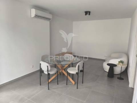 Apartamento semi-novo totalmente mobilado e equipado.