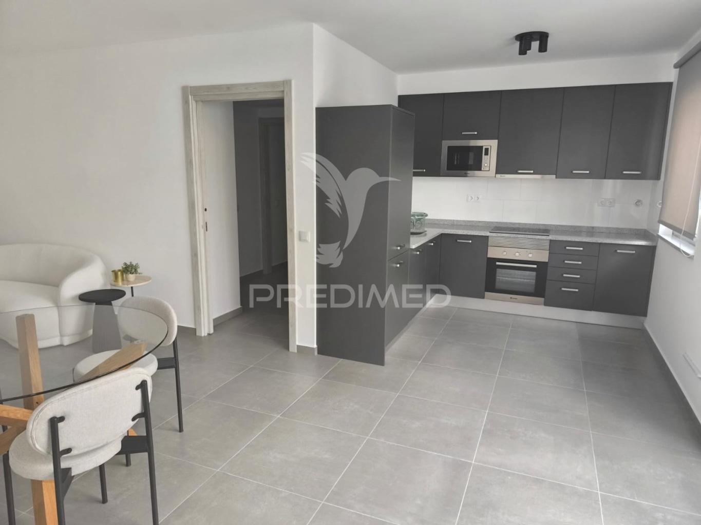 Apartamento semi-novo totalmente mobilado e equipado.