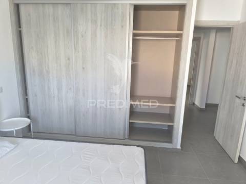 Apartamento semi-novo totalmente mobilado e equipado.