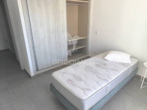 Apartamento semi-novo totalmente mobilado e equipado.