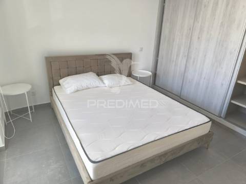 Apartamento semi-novo totalmente mobilado e equipado.