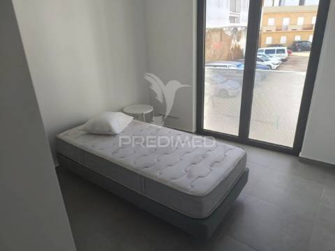 Apartamento semi-novo totalmente mobilado e equipado.