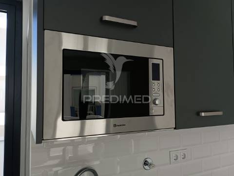 Apartamento semi-novo totalmente mobilado e equipado.