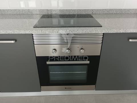 Apartamento semi-novo totalmente mobilado e equipado.