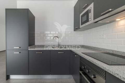 Apartamento semi-novo totalmente mobilado e equipado.