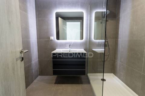 Apartamento semi-novo totalmente mobilado e equipado.