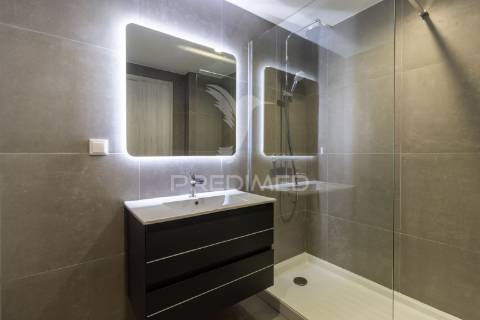 Apartamento semi-novo totalmente mobilado e equipado.