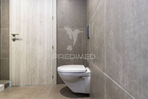 Apartamento semi-novo totalmente mobilado e equipado.