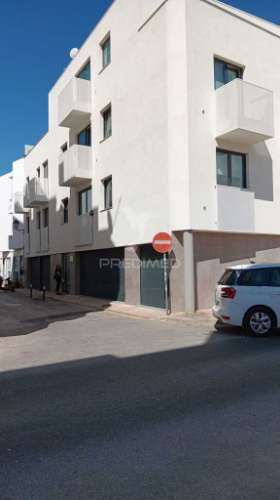 Apartamento semi-novo totalmente mobilado e equipado.