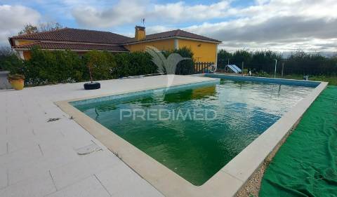 Moradia t5 com piscina em achete a 10 minutos de santarém.