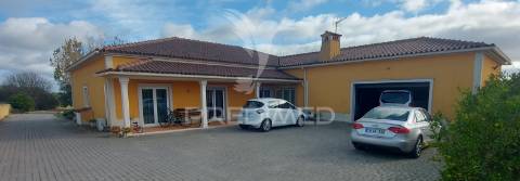 Moradia t5 com piscina em achete a 10 minutos de santarém.