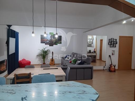 Apartamento t4  com uma sala com 50 m2  fica no feijó