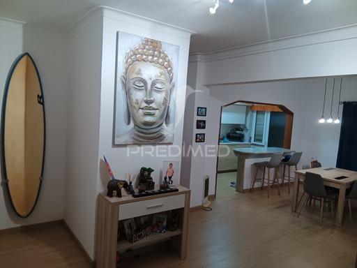 Apartamento t4  com uma sala com 50 m2  fica no feijó