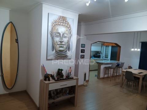 Apartamento t4  com uma sala com 50 m2  fica no feijó