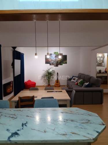 Apartamento t4  com uma sala com 50 m2  fica no feijó