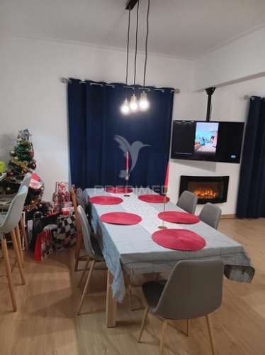 Apartamento t4  com uma sala com 50 m2  fica no feijó