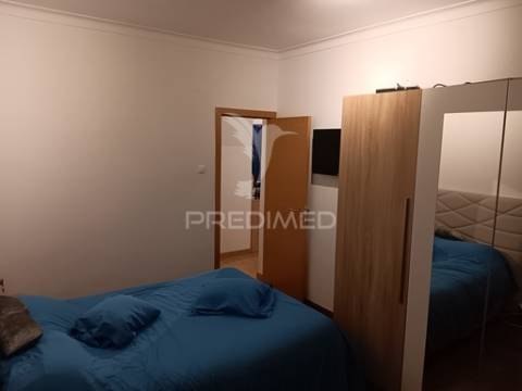 Apartamento t4  com uma sala com 50 m2  fica no feijó