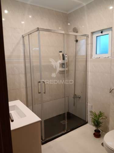 Apartamento t4  com uma sala com 50 m2  fica no feijó