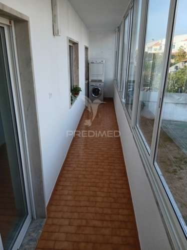 Apartamento t4  com uma sala com 50 m2  fica no feijó