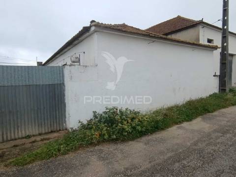 Moradia com adega e terreno - excelente oportunidade