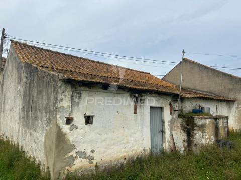 Moradia com adega e terreno - excelente oportunidade