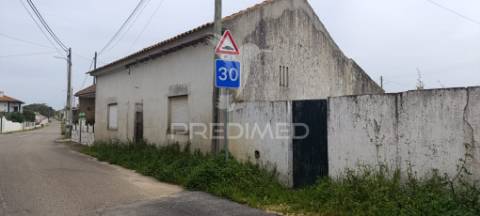 Moradia com adega e terreno - excelente oportunidade