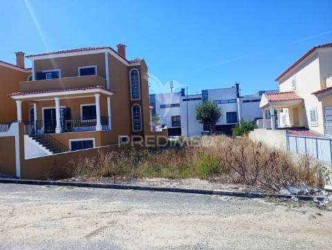 Lote de terreno urbano para moradia de 3 pisos