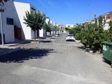 Lote de terreno urbano para moradia de 3 pisos