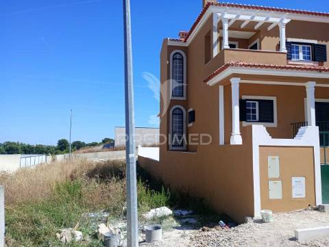 Lote de terreno urbano para moradia de 3 pisos