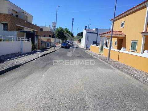 Lote de terreno urbano para moradia de 3 pisos