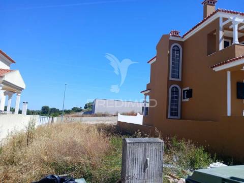 Lote de terreno urbano para moradia de 3 pisos