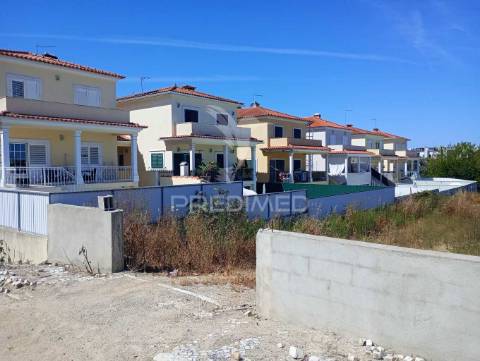 Lote de terreno urbano para moradia de 3 pisos
