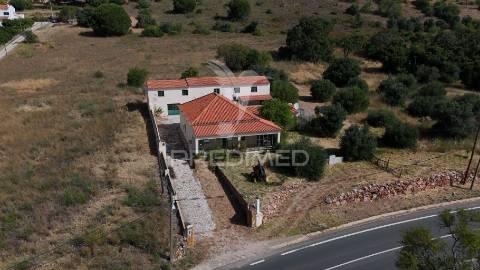 Moradia com espaço comercial