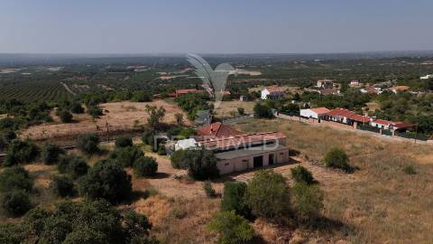 Moradia com espaço comercial