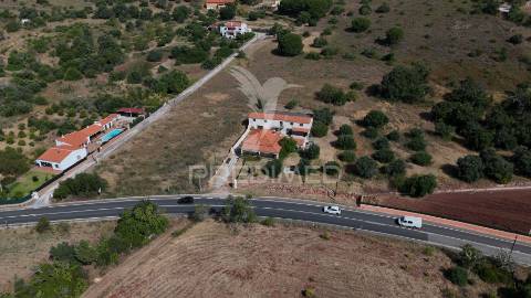 Moradia com espaço comercial