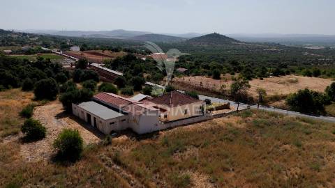 Moradia com espaço comercial