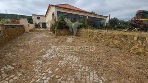 Moradia com espaço comercial