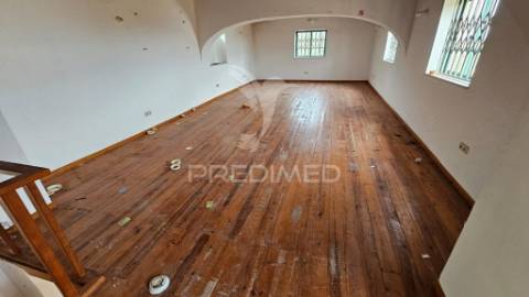 Moradia com espaço comercial