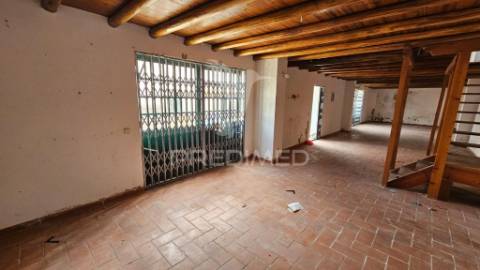 Moradia com espaço comercial