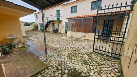 Moradia com espaço comercial