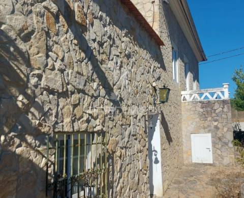 Quinta com moradia t4, piscina, terreno com 3 ha, santarém.