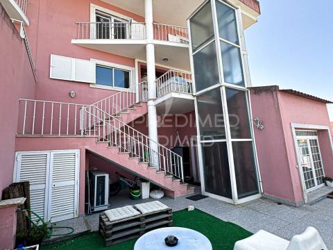 Moradia com 6 assoalhadas em local muito sossegado e perto das praias