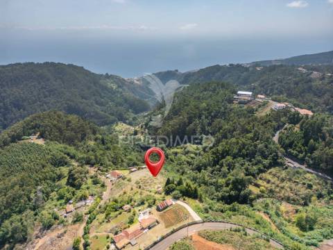Terreno com palheiro vista mar e montanha no santo da serra