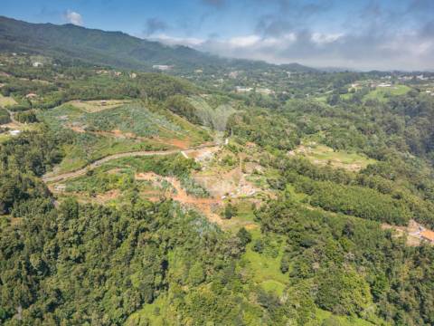 Terreno com palheiro vista mar e montanha no santo da serra